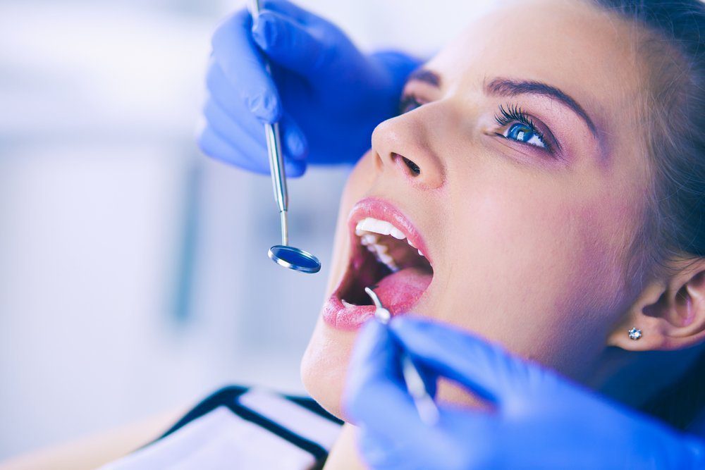 examining-teeth-5-step-routine-checkup-clean-process